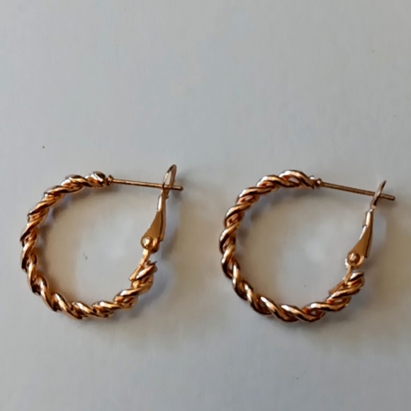 NEW 1" Twist Goldtone Hoops - Picture 1 of 2